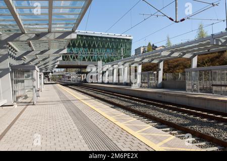 UMEA, SCHWEDEN, AM 21. MAI 2014. Der Verkehr überquert eine Brücke. Ein Bahnhof und ein Apartmentgebäude sind im Hintergrund. Editorial use. Stockfoto