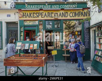 France, Paris, Shakespeare and Company (auch bekannt als City Lights Bookshop) ist ein ikonischer englischsprachiger Buchladen, der 1951 von George Whitman, Stockfoto
