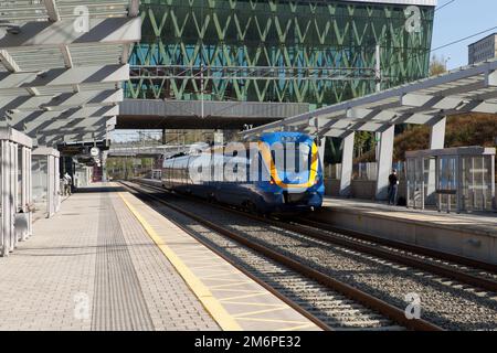 UMEA, SCHWEDEN, AM 21. MAI 2014. Der Verkehr überquert eine Brücke. Ein Bahnhof und ein Apartmentgebäude sind im Hintergrund. Editorial use. Stockfoto