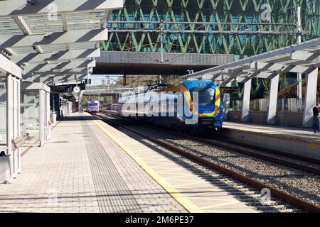 UMEA, SCHWEDEN, AM 21. MAI 2014. Der Verkehr überquert eine Brücke. Ein Bahnhof und ein Apartmentgebäude sind im Hintergrund. Editorial use. Stockfoto