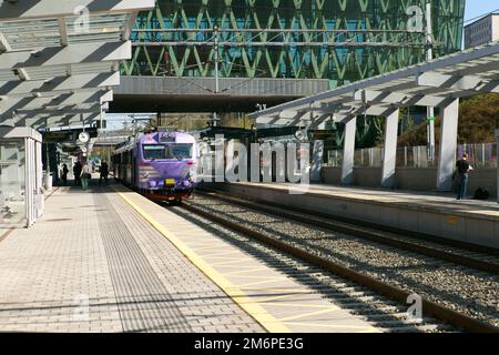 UMEA, SCHWEDEN, AM 21. MAI 2014. Der Verkehr überquert eine Brücke. Ein Bahnhof und ein Apartmentgebäude sind im Hintergrund. Editorial use. Stockfoto