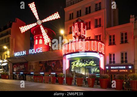 Frankreich, Paris, Theater Moulin Rouge bei Nacht, Moulin Rouge ist ein Kabarett in Paris, am besten bekannt als der Geburtsort der modernen Form des Can-Can-Tanzes Stockfoto