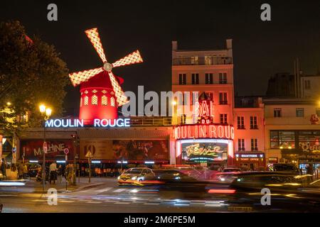 Frankreich, Paris, Theater Moulin Rouge bei Nacht, Moulin Rouge ist ein Kabarett in Paris, am besten bekannt als der Geburtsort der modernen Form des Can-Can-Tanzes Stockfoto