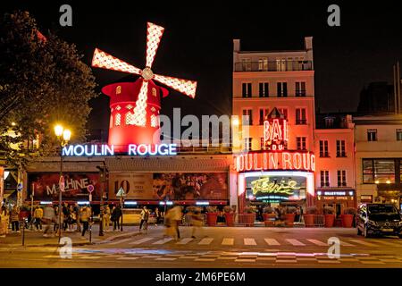 Frankreich, Paris, Theater Moulin Rouge bei Nacht, Moulin Rouge ist ein Kabarett in Paris, am besten bekannt als der Geburtsort der modernen Form des Can-Can-Tanzes Stockfoto