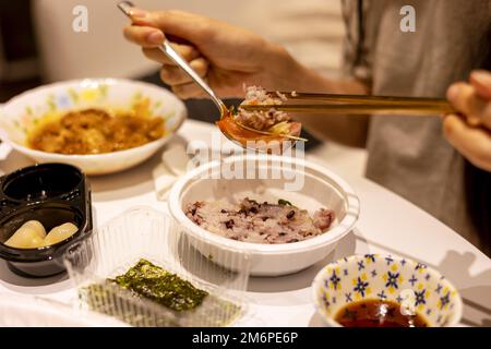 Meeresfrüchte mit koreanischem Reis und gim essen Stockfoto