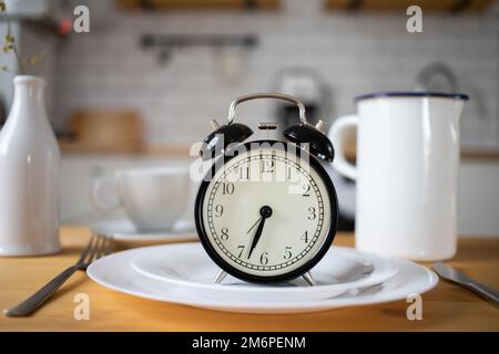 Wecker mit intermittierendem Fasten auf dem Küchentisch Stockfoto
