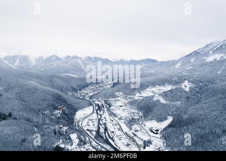 Winterberglandschaft: Das Rosa Khutor Alpine Resort in der Nähe von Krasnaya Polyana Panorama Hintergrund. Stockfoto