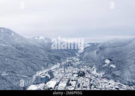 Winterberglandschaft: Das Rosa Khutor Alpine Resort in der Nähe von Krasnaya Polyana Panorama Hintergrund. Stockfoto