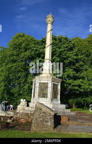 Renfrewshire Wallace Monument Elderslie, Johnstome, Schottland, Großbritannien. Dieses Denkmal steht in der Nähe eines Ortes, der nach einer langen Tradition der Geburtsort von Sir William Wallace, dem Wächter von Schottland, sein soll. Dieses Denkmal für unseren Nationalhelden wurde in Elderslie als viktorianische Touristenattraktion errichtet. Es befindet sich am mutmaßlichen Geburtsort von Wallace. Die Gesamtform der Gedenkstätte ähnelt der eines mercat Kreuzes; sie wurde von John C.T. entworfen Murray und J. Andrew Minty, und wurde 1912 errichtet. Stockfoto