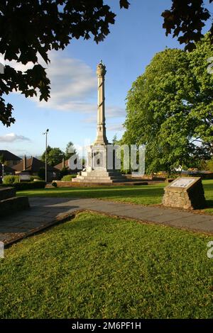 Renfrewshire Wallace Monument Elderslie, Johnstome, Schottland, Großbritannien. Dieses Denkmal steht in der Nähe eines Ortes, der nach einer langen Tradition der Geburtsort von Sir William Wallace, dem Wächter von Schottland, sein soll. Dieses Denkmal für unseren Nationalhelden wurde in Elderslie als viktorianische Touristenattraktion errichtet. Es befindet sich am mutmaßlichen Geburtsort von Wallace. Die Gesamtform der Gedenkstätte ähnelt der eines mercat Kreuzes; sie wurde von John C.T. entworfen Murray und J. Andrew Minty, und wurde 1912 errichtet. Stockfoto