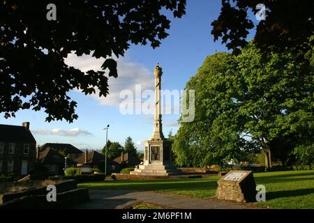 Renfrewshire Wallace Monument Elderslie, Johnstome, Schottland, Großbritannien. Dieses Denkmal steht in der Nähe eines Ortes, der nach einer langen Tradition der Geburtsort von Sir William Wallace, dem Wächter von Schottland, sein soll. Dieses Denkmal für unseren Nationalhelden wurde in Elderslie als viktorianische Touristenattraktion errichtet. Es befindet sich am mutmaßlichen Geburtsort von Wallace. Die Gesamtform der Gedenkstätte ähnelt der eines mercat Kreuzes; sie wurde von John C.T. entworfen Murray und J. Andrew Minty, und wurde 1912 errichtet. Stockfoto