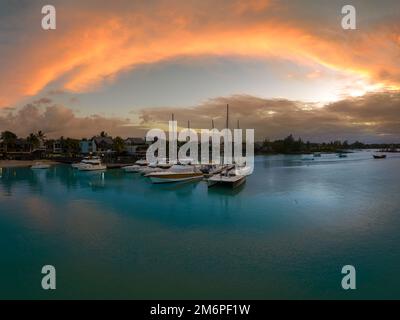 Sonnenuntergang im Grand baie auf Mauritius. Luxuriöse Strände, jeder Yachthafen. Das türkisfarbene Meer mit dem wolkigen Himmel ist ein fantastischer Sonnenuntergang Stockfoto