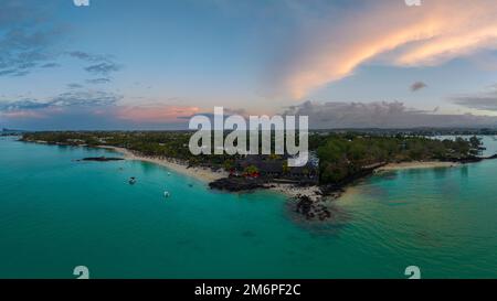 Sonnenuntergang im Grand baie auf Mauritius. Luxuriöse Strände, jeder Yachthafen. Das türkisfarbene Meer mit dem wolkigen Himmel ist ein fantastischer Sonnenuntergang Stockfoto