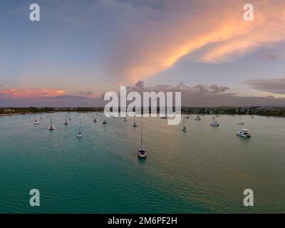 Sonnenuntergang im Grand baie auf Mauritius. Luxuriöse Strände, jeder Yachthafen. Das türkisfarbene Meer mit dem wolkigen Himmel ist ein fantastischer Sonnenuntergang Stockfoto