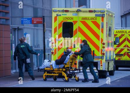 London, UK 5 Jan 2023 Ambulanzmitarbeiter im Royal London Hospital in Whitechapel, London. Der Druck auf den NHS ist unerträglich und nicht nachhaltig, so die British Medical Association (BMA), die Ärzte vertritt. Der Vorsitzende des BMA-rates, Professor Phil Banfield, hat die Regierung aufgefordert, sich zu engagieren und unverzüglich Maßnahmen zur Lösung der Krise zu ergreifen. Krankenhäuser stehen vor steigenden Anforderungen, die nach Ansicht von Experten teilweise von Winterkrankheiten wie Grippe und Covid angetrieben werden. Die Regierung sagte, sie habe den Druck erkannt, dem der NHS ausgesetzt war. Kredit: Mark Thomas/Alamy Live News Stockfoto