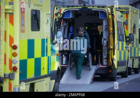 London, UK 5 Jan 2023 Ambulanzmitarbeiter im Royal London Hospital in Whitechapel, London. Der Druck auf den NHS ist unerträglich und nicht nachhaltig, so die British Medical Association (BMA), die Ärzte vertritt. Der Vorsitzende des BMA-rates, Professor Phil Banfield, hat die Regierung aufgefordert, sich zu engagieren und unverzüglich Maßnahmen zur Lösung der Krise zu ergreifen. Krankenhäuser stehen vor steigenden Anforderungen, die nach Ansicht von Experten teilweise von Winterkrankheiten wie Grippe und Covid angetrieben werden. Die Regierung sagte, sie habe den Druck erkannt, dem der NHS ausgesetzt war. Kredit: Mark Thomas/Alamy Live News Stockfoto