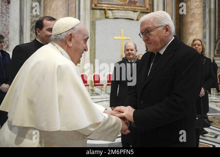 Papst Franziskus begrüßt den deutschen Präsidenten Frank-Walter Steinmeier, bevor er am 5. Januar 2023 im Vatikan die Trauermesse für Papst Emeritus Benedict XVI feiert. Foto: (EV) Vatikan Media/ABACAPRESS.COM Stockfoto