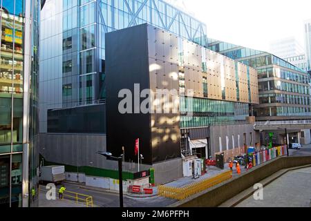 Blick auf die Rückseite des neuen 21 Moorfields Gebäudes von AT 14 Moor Lane Außenfassade Textur Wandwände in Moorgate City of London UK 2022 KATHY DEWITT Stockfoto