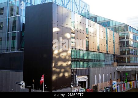 Blick auf das hintere neue Moorfields-Gebäude aus dem Jahr 21 von den Wandfassaden der Moor Lane 14 in Moorgate City of London, Großbritannien, 2022 KATHY DEWITT Stockfoto