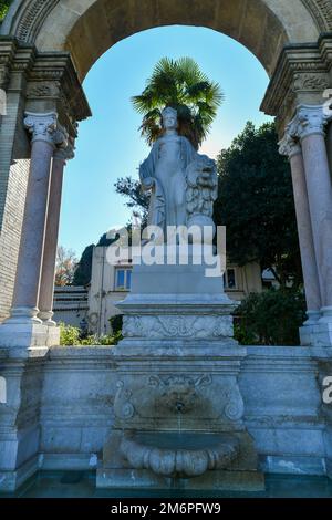 Der Fuente Glorieta de San Diego Brunnen befindet sich an einem der Eingänge zum María Luisa Park in Sevilla, in der Nähe des Spanischen Platzes. Stockfoto