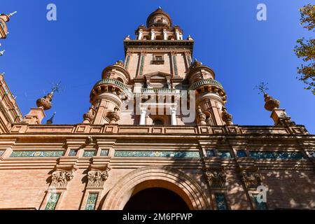 Der Nordturm der Spanischen Treppe in Sevilla oder „Plaza de España“, wo das Hauptgebäude der Ibero-amerikanischen Ausstellung von 1929 erbaut wurde. Stockfoto