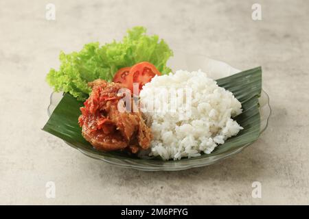 Ayam Penyet Geprek mit weißem Reis. Gebratenes Hähnchen mit scharfer Chilisauce, beliebtes indonesisches Essen Stockfoto