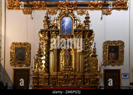 Sevilla, Spanien - 7. Dez. 2021: Reiches Interieur der Hospital de la Caridad Kirche in Sevilla, Spanien Stockfoto