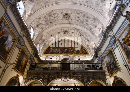 Sevilla, Spanien - 7. Dez. 2021: Reiches Interieur der Hospital de la Caridad Kirche in Sevilla, Spanien Stockfoto