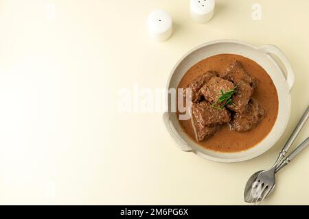 Top View Semur Daging Sapi oder Indonesischer Rindereintopf, beliebtes indonesisches Menü für IED al Adha oder IED al Fitr. Bereich für Text kopieren Stockfoto