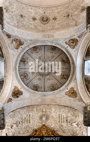 Sevilla, Spanien - 7. Dez. 2021: Reiches Interieur der Hospital de la Caridad Kirche in Sevilla, Spanien Stockfoto