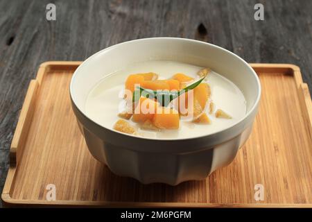 Kürbis mit Kokosmilch, thailändisches Dessert, gekochte Kürbisfrucht in Kokosmilch mit Palmenzucker. Kolak Labu Ifthar Food Stockfoto