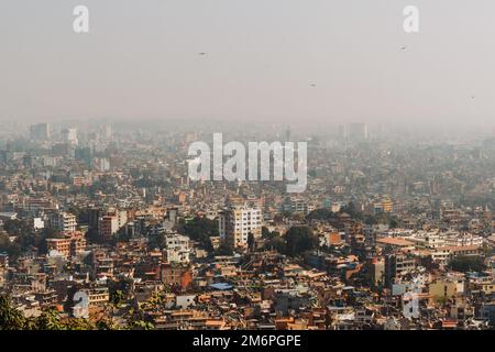 Kathmandu, die Hauptstadt von Nepal, vom Affentempel aus gesehen Kathmandu an einem nebligen Tag. Bewölkter Tag Stockfoto