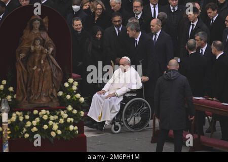 Vatikan. 05. Januar 2023. Papst Franziskus während der Bestattungsmesse für Papst Emeritus Benedict XVI am 5. Januar 2023 in St. Peter's Basilica, Vatikan Credit: Live Media Publishing Group/Alamy Live News Stockfoto