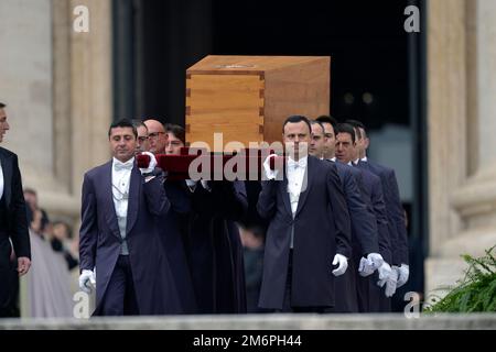 Staat Vatikanstadt, . 05. Januar 2023. Papst Franziskus nimmt an der Bestattungsmesse für Papst Emeritus Benedict XVI. Teil Peter's Square am 5. Januar 2023 in Vatikanstadt, Kredit: dpa/Alamy Live News Stockfoto