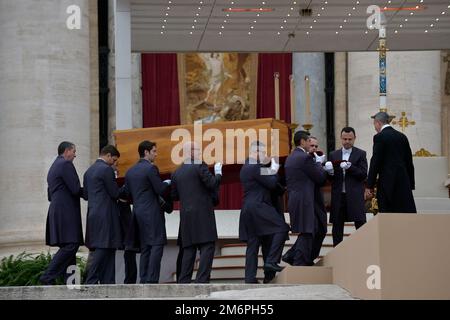 Staat Vatikanstadt, . 05. Januar 2023. Papst Franziskus nimmt an der Bestattungsmesse für Papst Emeritus Benedict XVI. Teil Peter's Square am 5. Januar 2023 in Vatikanstadt, Kredit: dpa/Alamy Live News Stockfoto