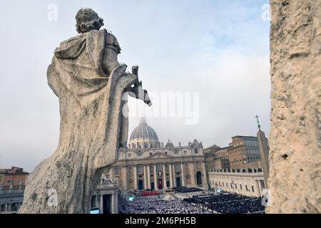 Staat Vatikanstadt, . 05. Januar 2023. Papst Franziskus nimmt an der Bestattungsmesse für Papst Emeritus Benedict XVI. Teil Peter's Square am 5. Januar 2023 in Vatikanstadt, Kredit: dpa/Alamy Live News Stockfoto