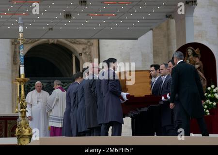 Staat Vatikanstadt, . 05. Januar 2023. Papst Franziskus nimmt an der Bestattungsmesse für Papst Emeritus Benedict XVI. Teil Peter's Square am 5. Januar 2023 in Vatikanstadt, Kredit: dpa/Alamy Live News Stockfoto