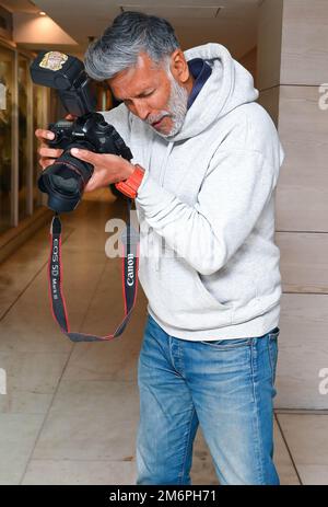 Neu-Delhi, Indien. 05. Januar 2023. Der indische Schauspieler Milind Soman posiert mit einer DSLR-Kamera während der Werbung für seinen bevorstehenden Film „Lakadbaggha“ in Neu-Delhi. Kredit: SOPA Images Limited/Alamy Live News Stockfoto