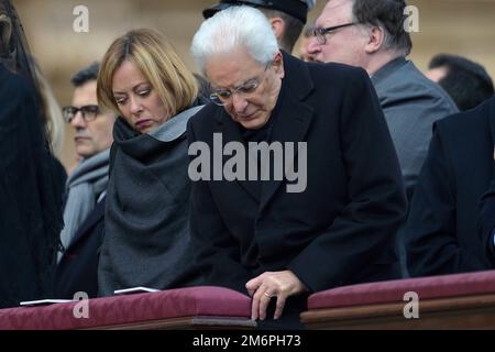 Staat Vatikanstadt, . 05. Januar 2023. Premierministerin Giorgia Meloni und italienischer Präsident Sergio Mattarella. Papst Franziskus nimmt an der Bestattungsmesse für Papst Emeritus Benedict XVI. In St. Peter's Square am 5. Januar 2023 in Vatikanstadt, Kredit: dpa/Alamy Live News Stockfoto