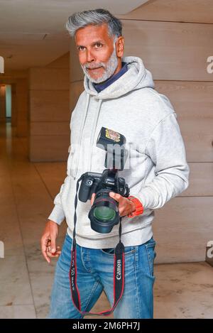 Neu-Delhi, Indien. 05. Januar 2023. Der indische Schauspieler Milind Soman posiert mit einer DSLR-Kamera während der Werbung für seinen bevorstehenden Film „Lakadbaggha“ in Neu-Delhi. Kredit: SOPA Images Limited/Alamy Live News Stockfoto