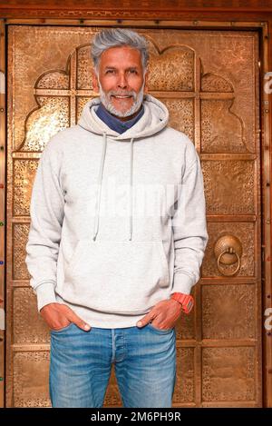 Neu-Delhi, Indien. 05. Januar 2023. Der indische Schauspieler Milind Soman posiert während der Werbung für seinen bevorstehenden Film „Lakadbaggha“ in Neu-Delhi für ein Foto. Kredit: SOPA Images Limited/Alamy Live News Stockfoto