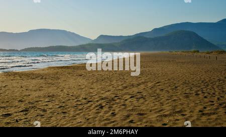 Treffpunkt der Ägäis und des Mittelmeers; Dalyan. Der Strand von Iztuzu, das Laichgebiet der Caretta-Caretta-Schildkröten. Dalyan Delta, berühmt für Stockfoto