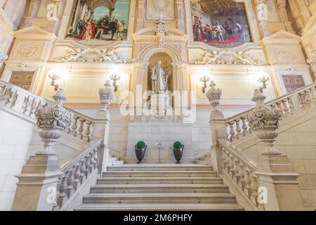 Turin, Italien - circa Januar 2022: Eingang zum Königspalast - elegante Marmortreppe. Stockfoto