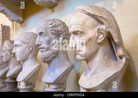 Klassische Statuen-Perspektive im Vatikanischen Museum, Vatikanstadt, Rom Stockfoto