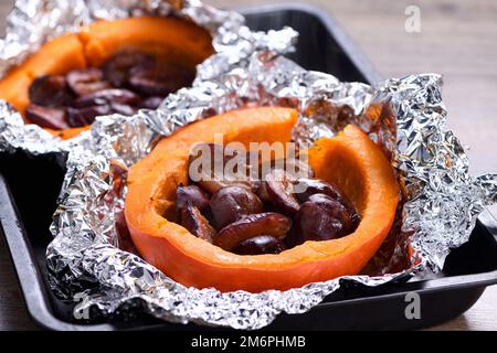 Gefüllter, gebackener Kürbis mit Pflaumen Stockfoto