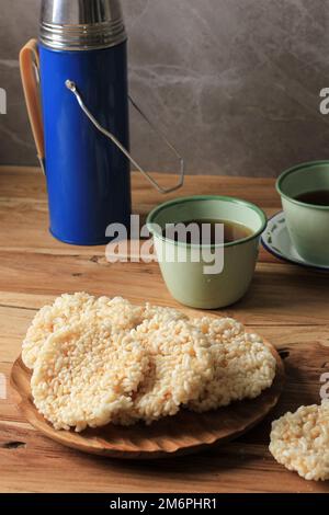 Rengginang oder Rangginang, traditioneller indonesischer Reiskracker, hergestellt aus Reis oder klejeweiligem Reis, Bohnenkraut und Crunchy. Stockfoto