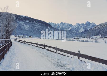 Wunderschöne schneebedeckte Winterlandschaft mit Dachsteinbergen in Gosau. Stockfoto