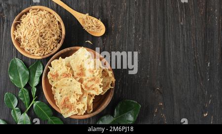 Top View Rempeyek oder Peyek Rebon ist ein frittierter javanischer Cracker aus Reismehl und Udang Rebon. Beliebt in Malaysia und Indonesien. Polizist Stockfoto