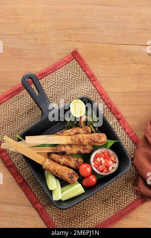 Top View Sate Lilit, Balinesisches Menü. Hackfleisch/Meeresfrüchte-Satay aus Thunfisch und anderen Zutaten mit Bambusgriff Stockfoto
