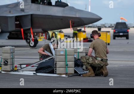 Betreuer des 419. Kampfflügels, Luftwaffenstützpunkt Hill, Utah, bereiten sich auf den Start eines F-35A Lightning II während der Übung Sentry Savannah im Air Dominance Center in Savannah, Georgia, am 3. Mai 2022 vor. Übungen wie Sentry Savannah, Nicht nur die Fähigkeit von Kampfflugzeugen zu trainieren und zu testen, sondern sie bieten auch wichtige Erfahrung und Ausbildung für die Instandhaltung von Flugzeugen bei der schnellen Beschäftigung und Bergung von Flugzeugen. Stockfoto